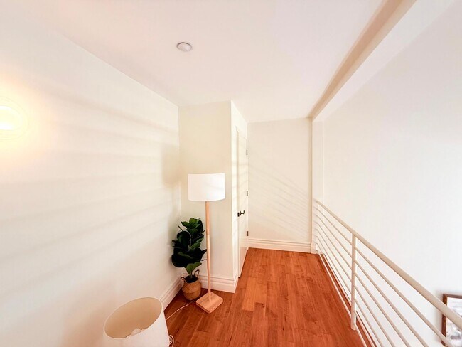Building Photo - Sophisticated Bright & Spacious Furnished ...