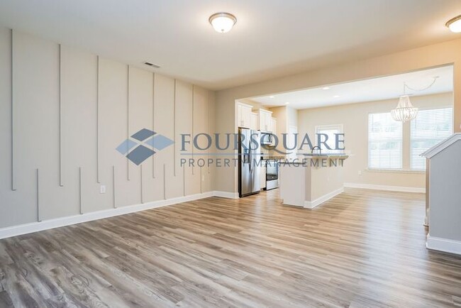 Building Photo - Townhome | Back Patio with Privacy Fence |...