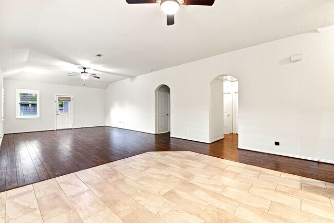 Building Photo - 24418 Lakecrest Bend Dr