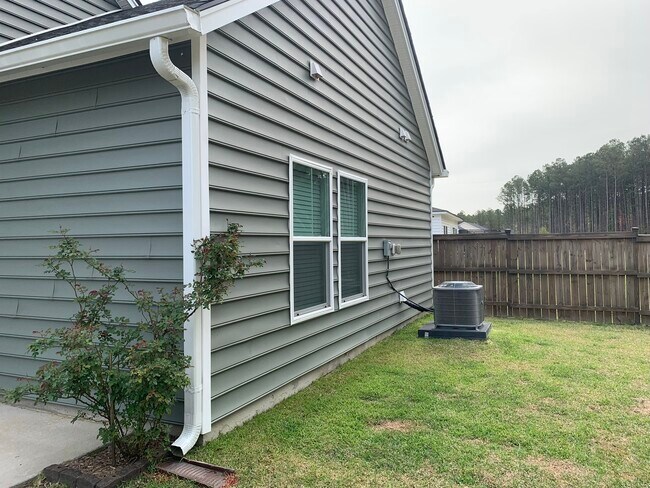 Building Photo - 221 Pink Azalea St