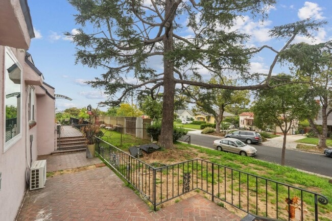 Building Photo - 522 Westminster Ave