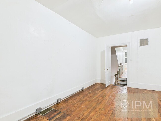 Building Photo - Beautiful 3 Bedroom, 1 Bath Colonial Home ...