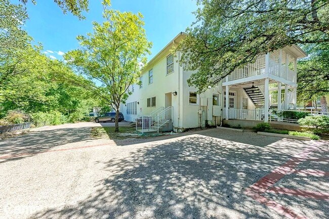 Building Photo - Spacious 14-Bedroom Property Ideal for Groups & Organizations