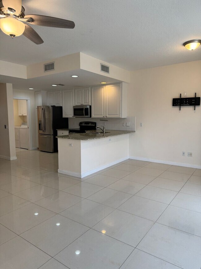Building Photo - Lakeside Luxury Living in Island Walk – 3B...