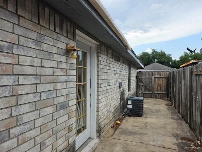 Building Photo - 716 Quail Ave
