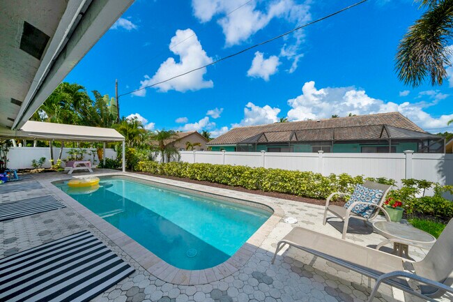 Building Photo - 7661 W Country Club Blvd