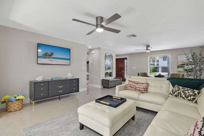 Building Photo - Naples Park Pool home - walking distance t...