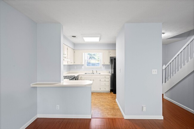 Building Photo - 2 Bedroom Condo For Rent Near Post!