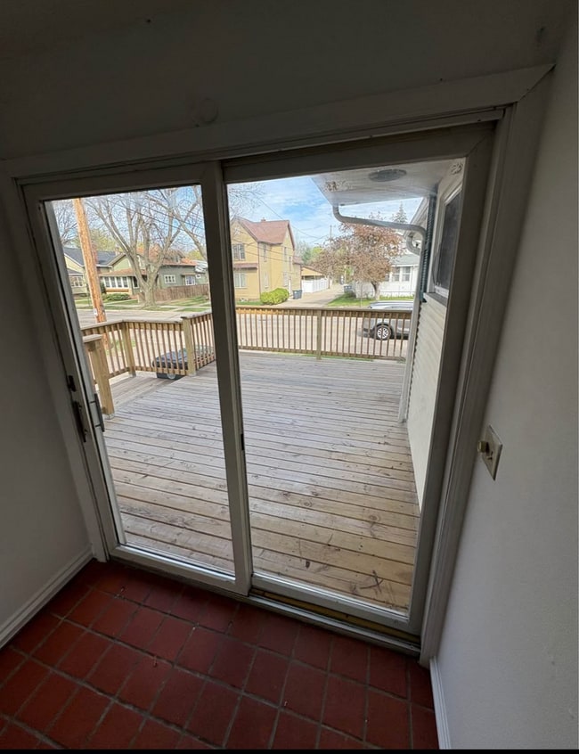 Building Photo - 814 16th St S