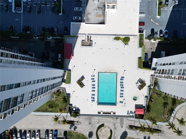 Building Photo - 3675 N Country Club Dr