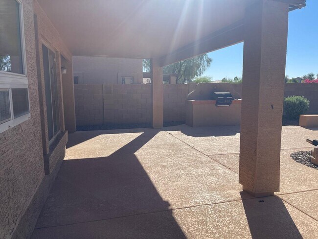 Building Photo - 985 E Saddle Way