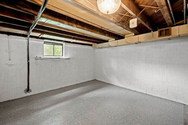 Building Photo - Stunning 2 bedroom home in Penn Hills available August 1!