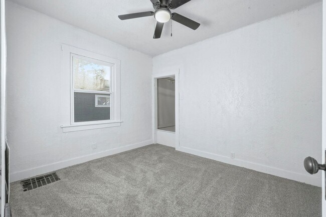 Building Photo - New 2 bedroom house listing!