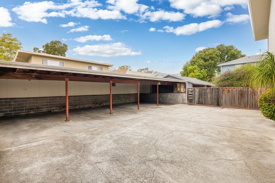 Building Photo - 1529 St Charles St