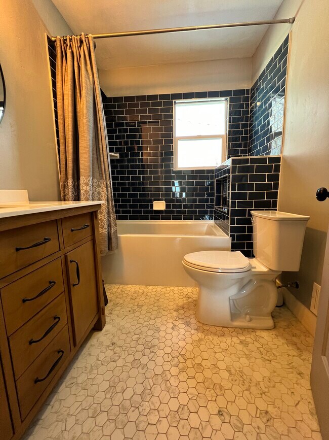 Building Photo - 1647 E Woodland Ave