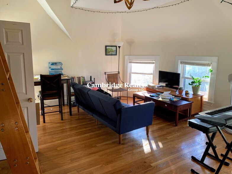 Building Photo - 70 Craigie St