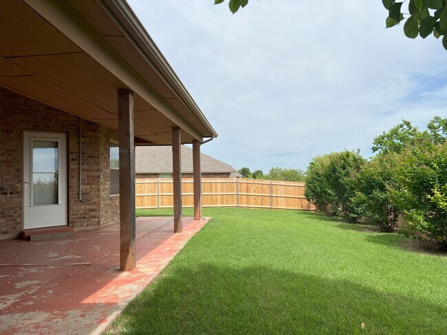 Building Photo - (3) Bed/(2) Bath + Study and Safe Room in ...