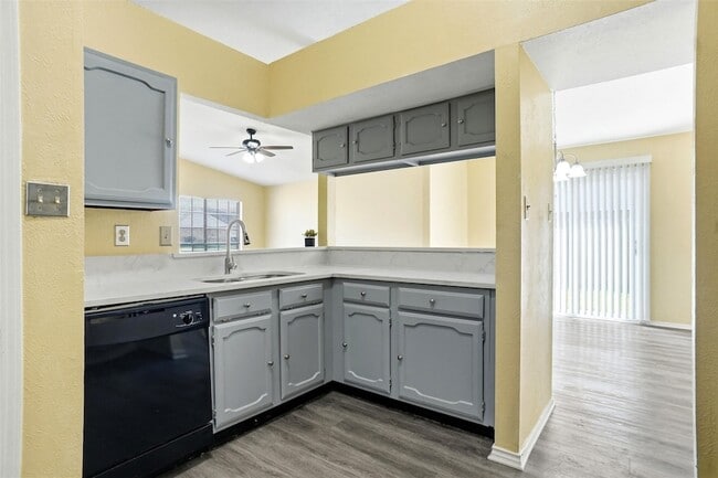 Building Photo - 134 London Ln