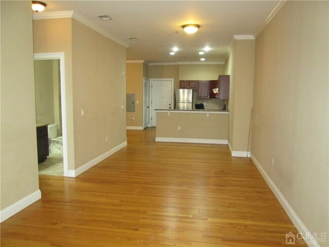 Building Photo - 547 Sayre Ave
