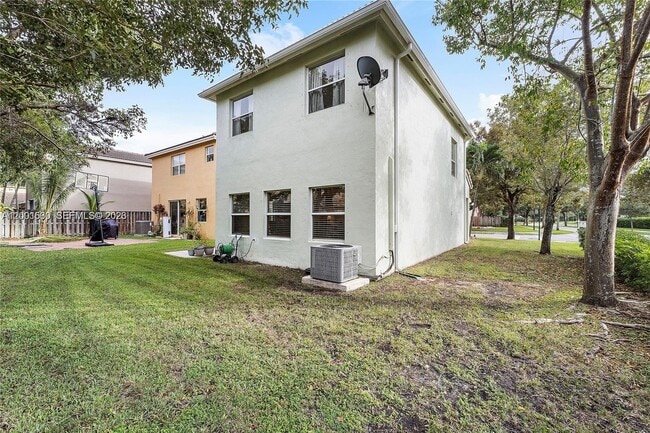 Building Photo - 1975 SE 14th St