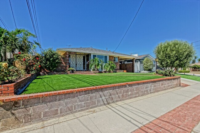 Building Photo - SPACIOUS, BRIGHT & AIRY, 3BR2BA HOME W/ GR...