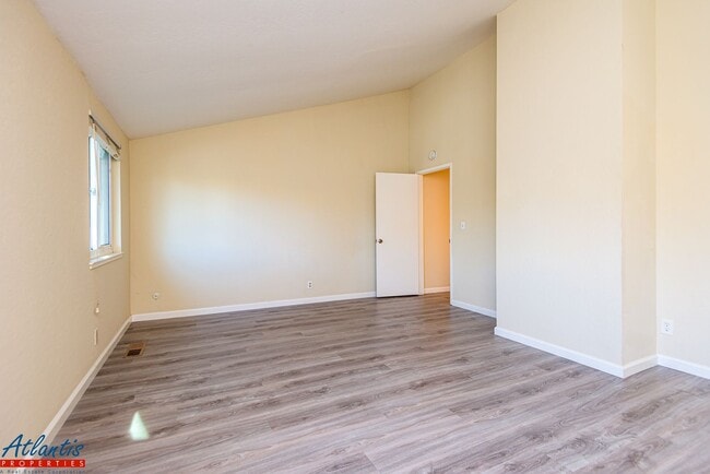 Building Photo - Gorgeous Townhouse | Private Outdoor Space | Central A/C