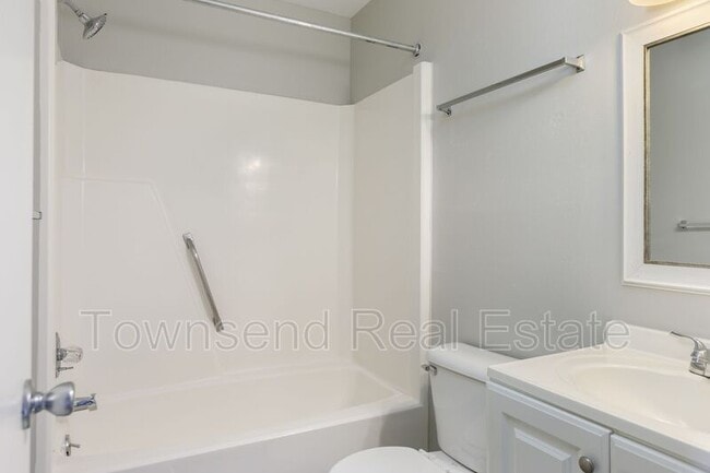 Building Photo - 5858 Century Oaks Dr