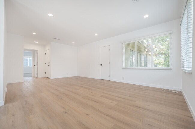 Building Photo - 3201 S Barrington Ave