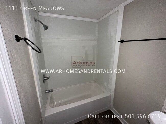 Building Photo - 1111 Green Meadows Dr