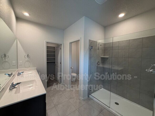 Building Photo - 6118 Chicago Dr SE