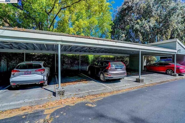 Building Photo - $2990 / 2 BR - GORGEOUS MEADOWBROOK CONDO ...