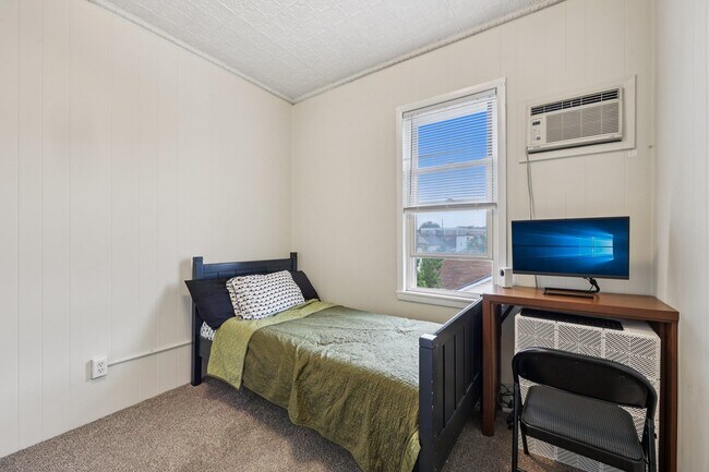 Building Photo - 153 Banta Ave