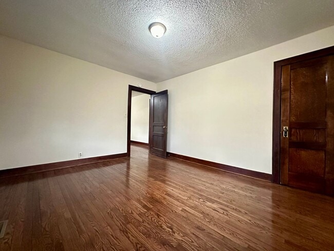 Building Photo - 811 Pembroke Oak Grove Rd