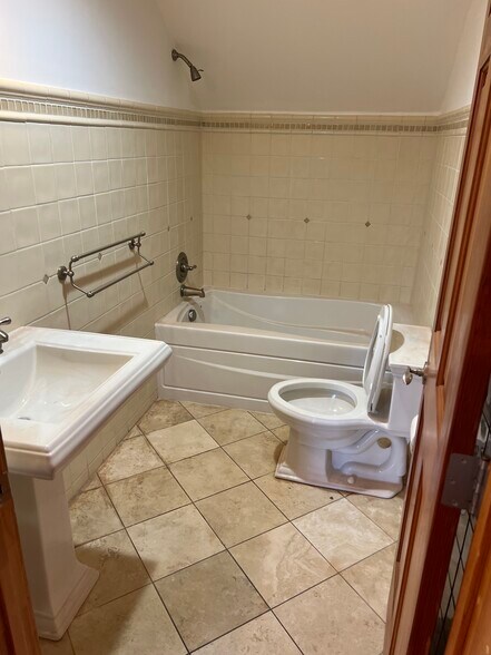 Building Photo - 5825 Saint Paul Ct