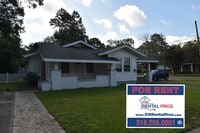 Building Photo - Recently Updated 3 Bedroom House