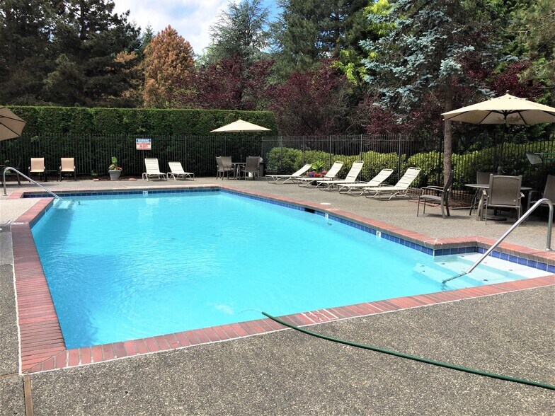 Community pool - 10026 NE 127th Pl