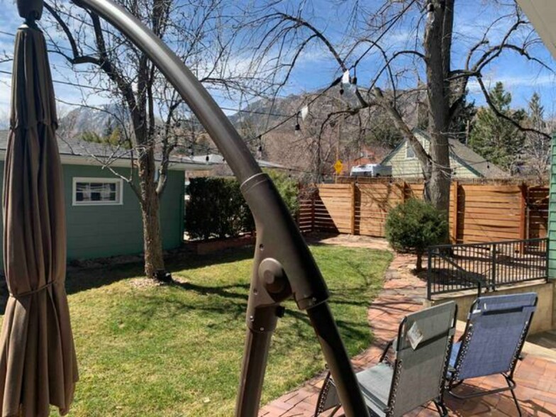 Building Photo - 2102 Mariposa Ave