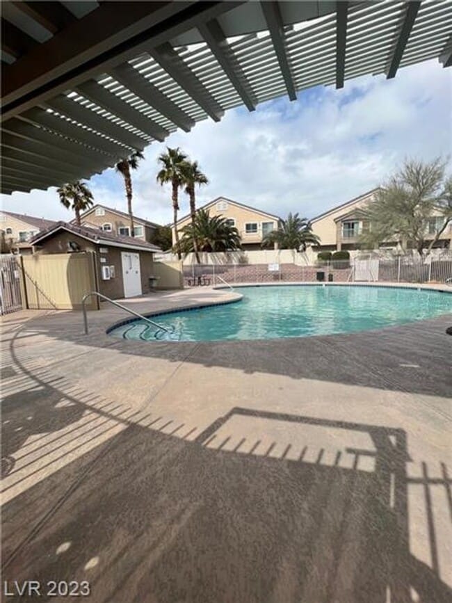 Building Photo - 3 Bedroom Townhouse with a backyard