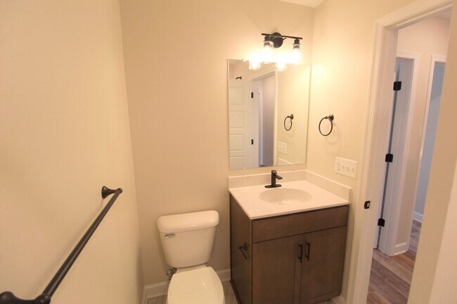 Building Photo - 3 level town home in popular Congers Creek...
