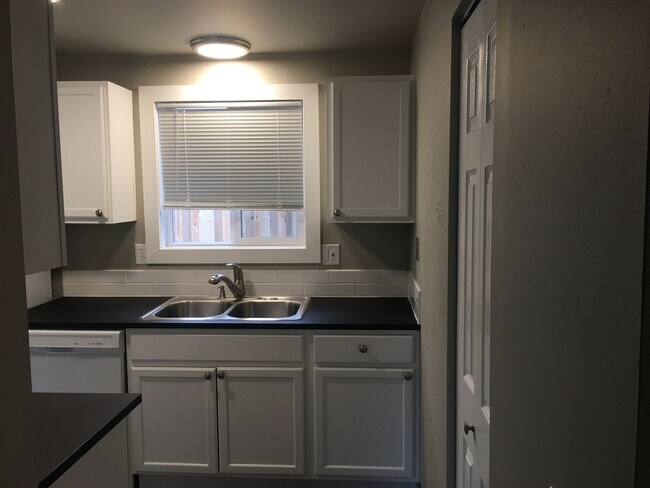 Building Photo - Lanson01