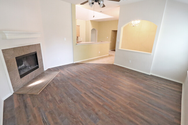 Building Photo - 1000 Warbler Ln