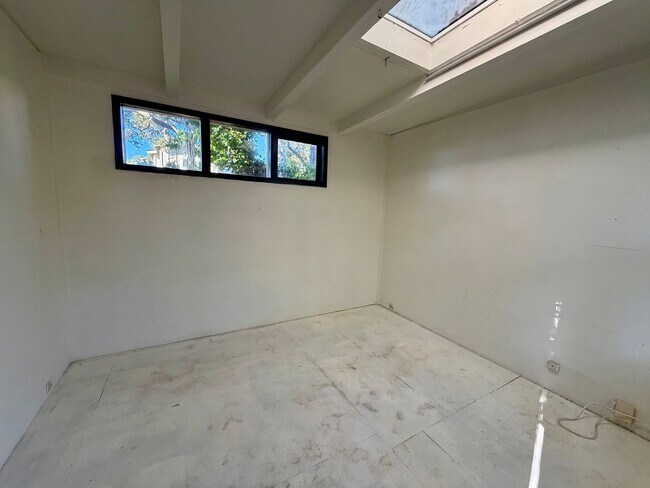 Building Photo - Unique 2 bedroom 2 bath home in Pacific Grove!