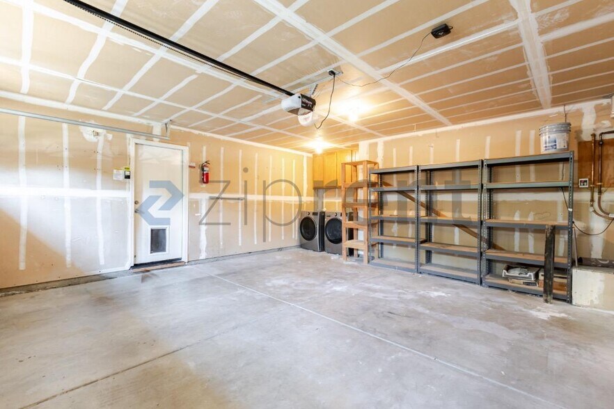 Building Photo - Unit