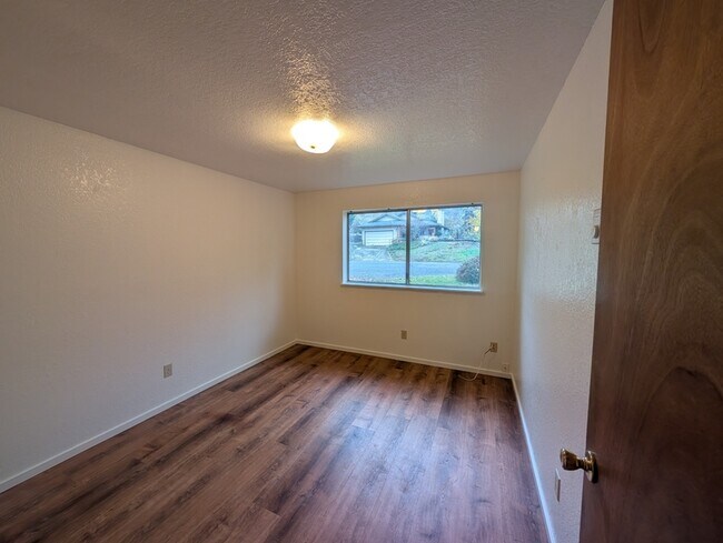 Building Photo - 805 NE Ash Ct