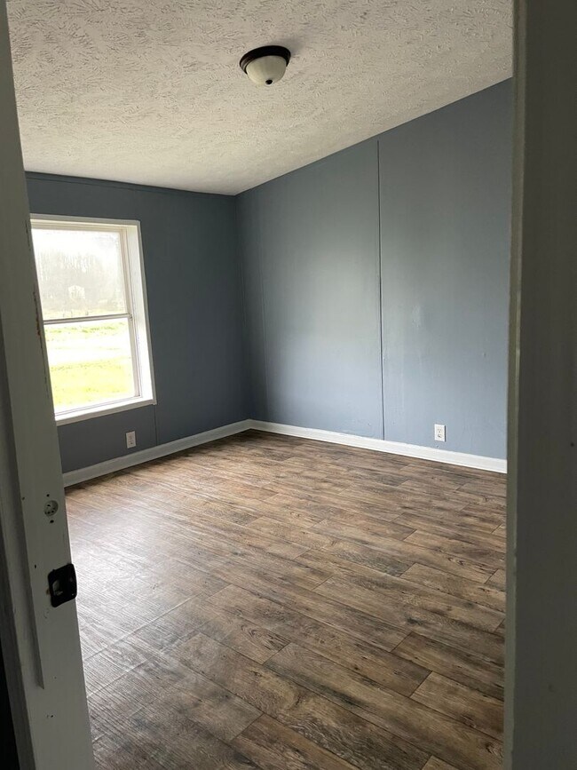 Building Photo - 4 bedroom, 2 bath doublewide trailer