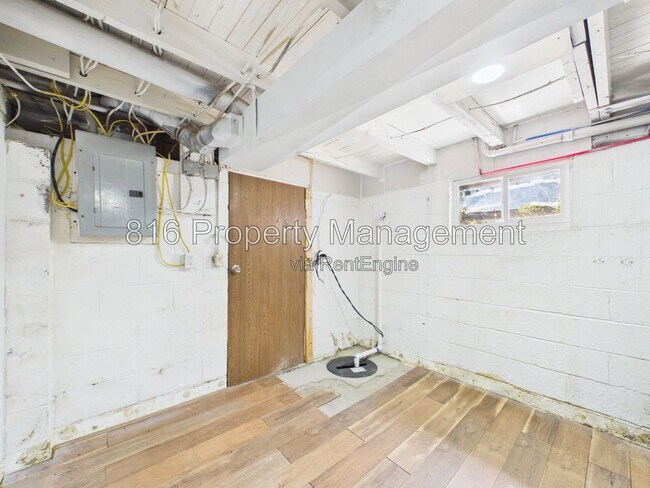 Building Photo - 810 S Woodland Ave