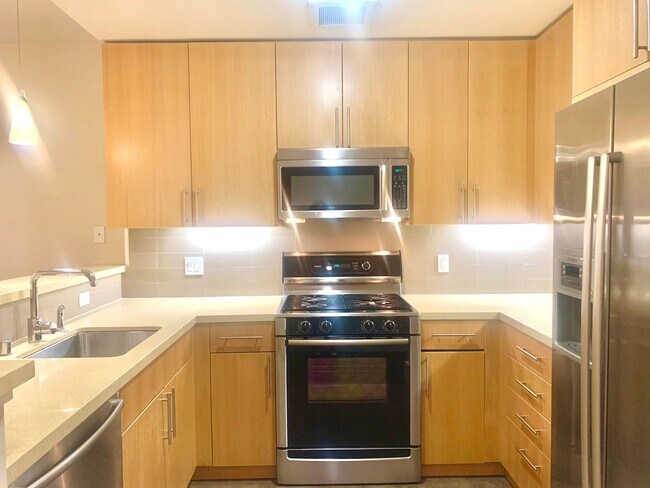 Building Photo - Spacious Centrally Located 1 bed + Den/ 1....