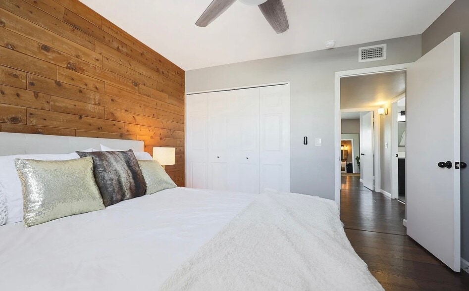 queen room with bathroom in hall - 2936 E Clarendon Ave