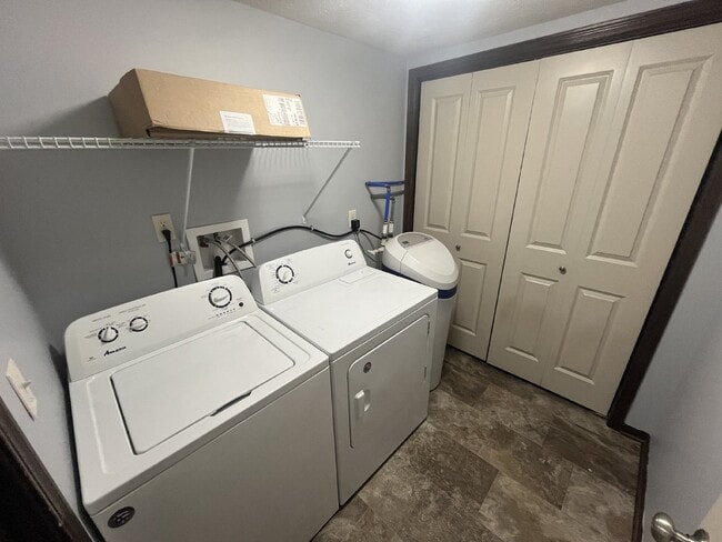 Building Photo - Newer 3-Bed Townhome in NW Columbus, attached double car garage and private back yard!