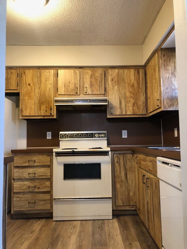 Building Photo - New on the Market-2 bedroom apartment-Maumee schools